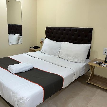 U Life Hotel Мумбай Екстериор снимка