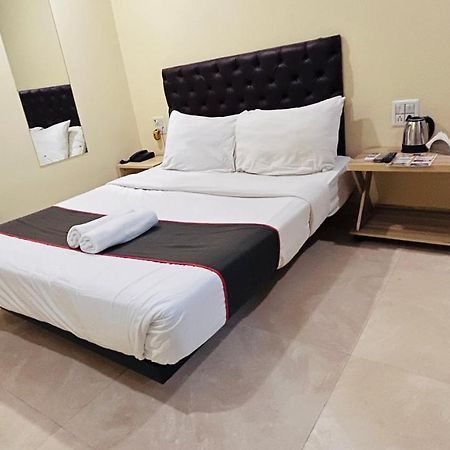 U Life Hotel Мумбай Екстериор снимка