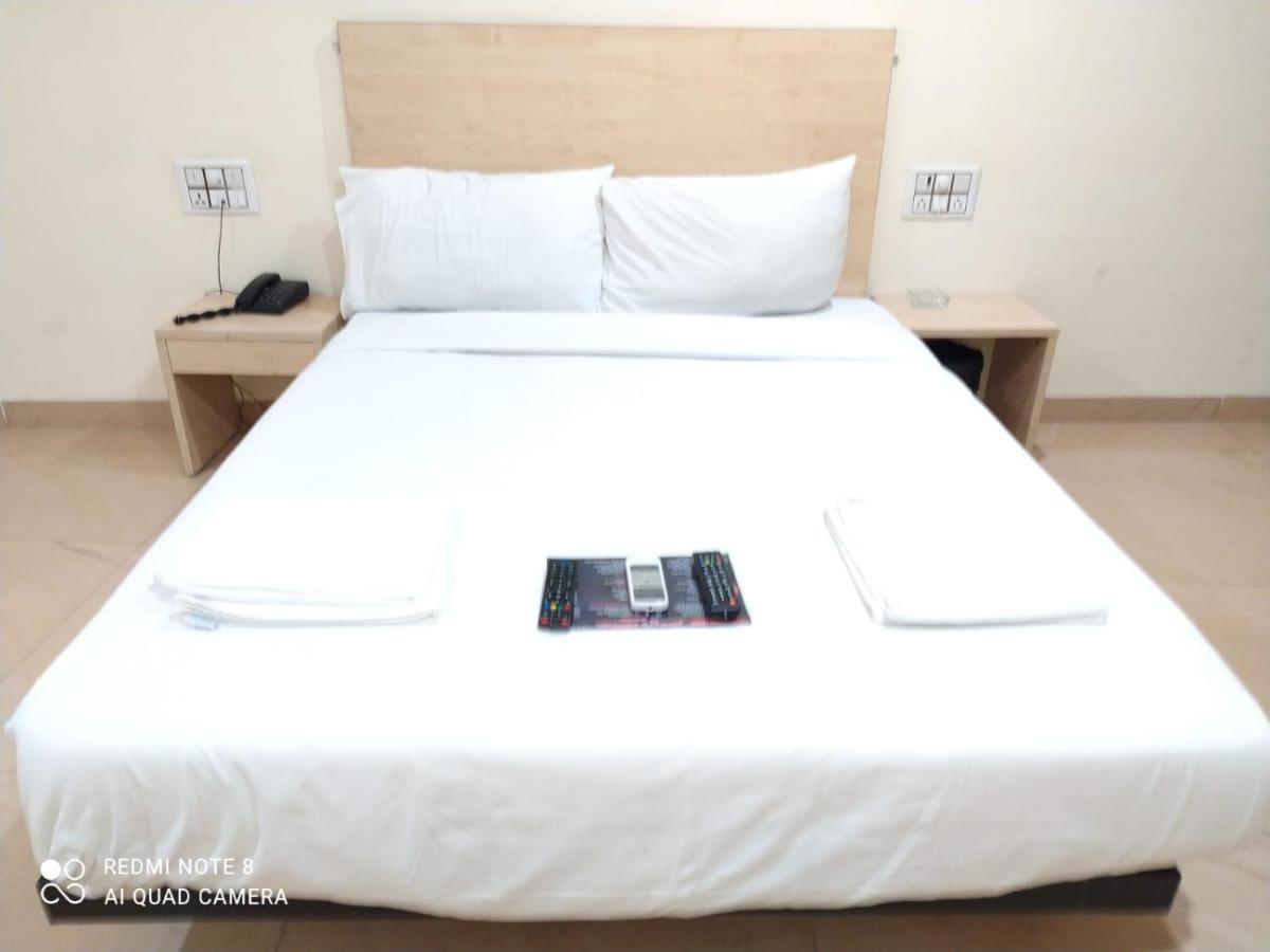 U Life Hotel Мумбай Екстериор снимка