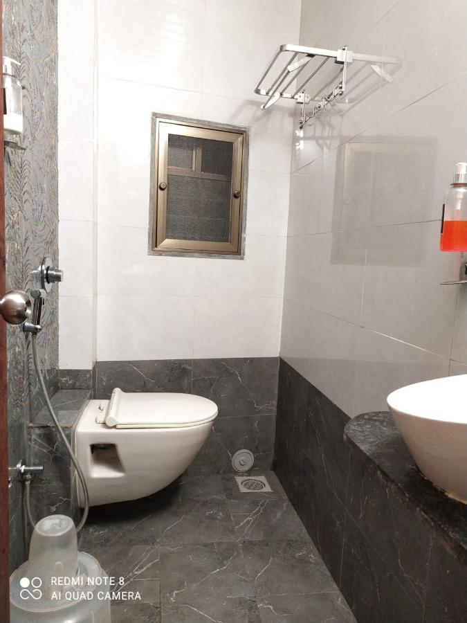 U Life Hotel Мумбай Екстериор снимка