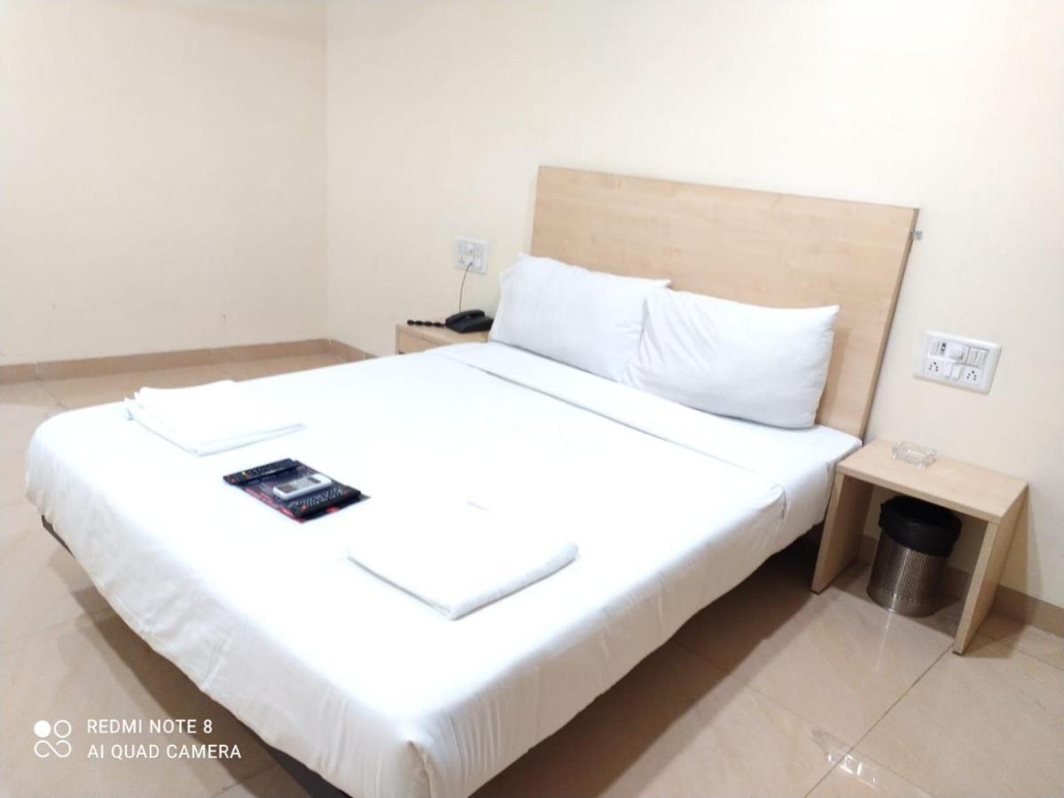 U Life Hotel Мумбай Екстериор снимка