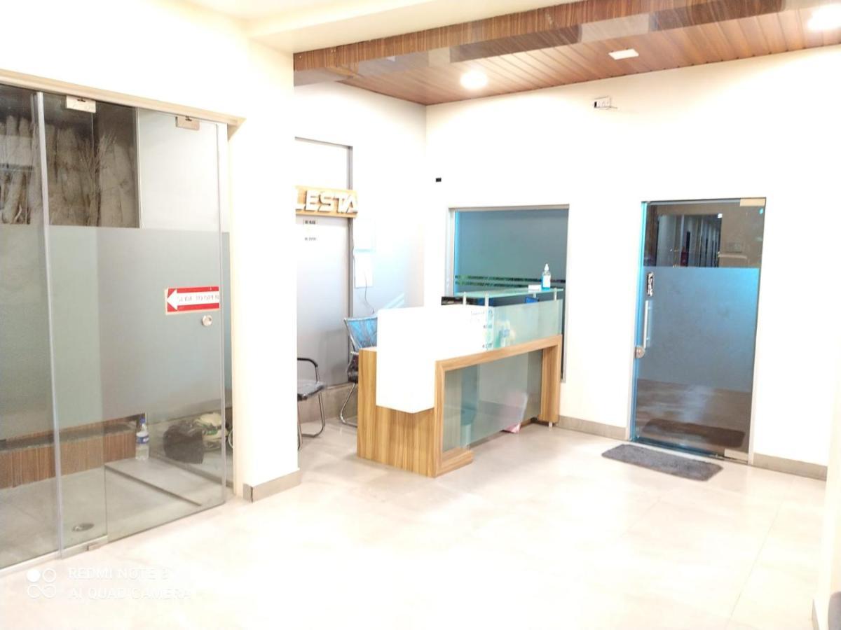 U Life Hotel Мумбай Екстериор снимка