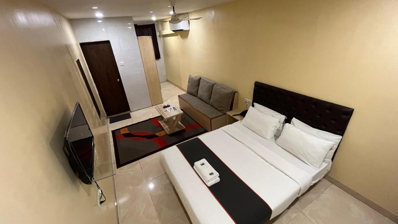 U Life Hotel Мумбай Екстериор снимка