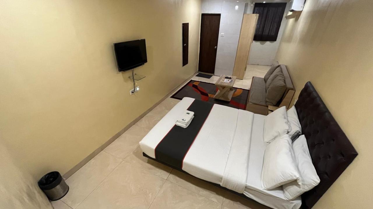 U Life Hotel Мумбай Екстериор снимка