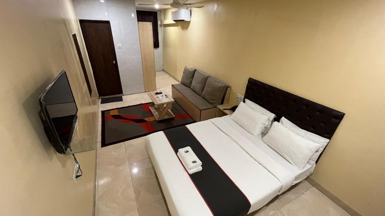 U Life Hotel Мумбай Екстериор снимка
