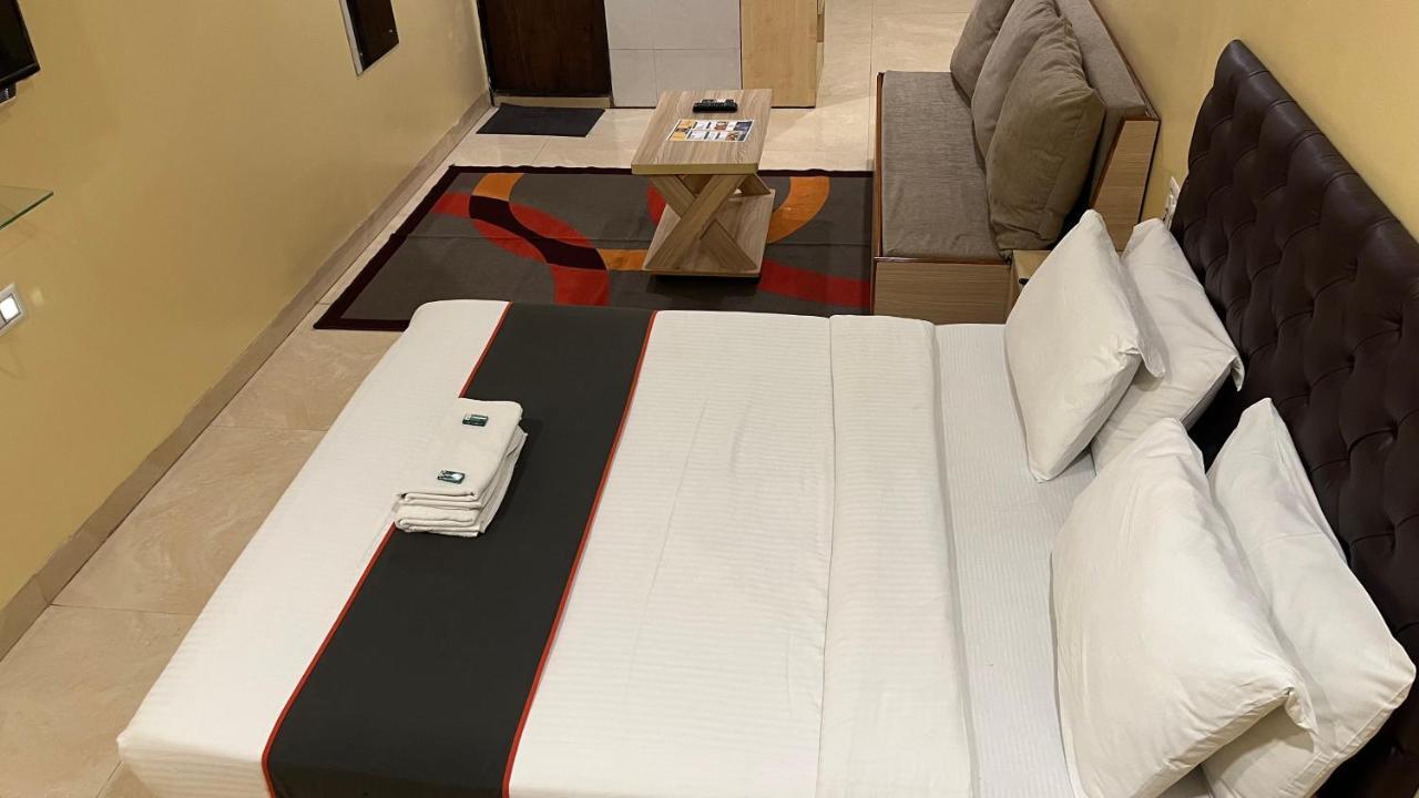 U Life Hotel Мумбай Екстериор снимка