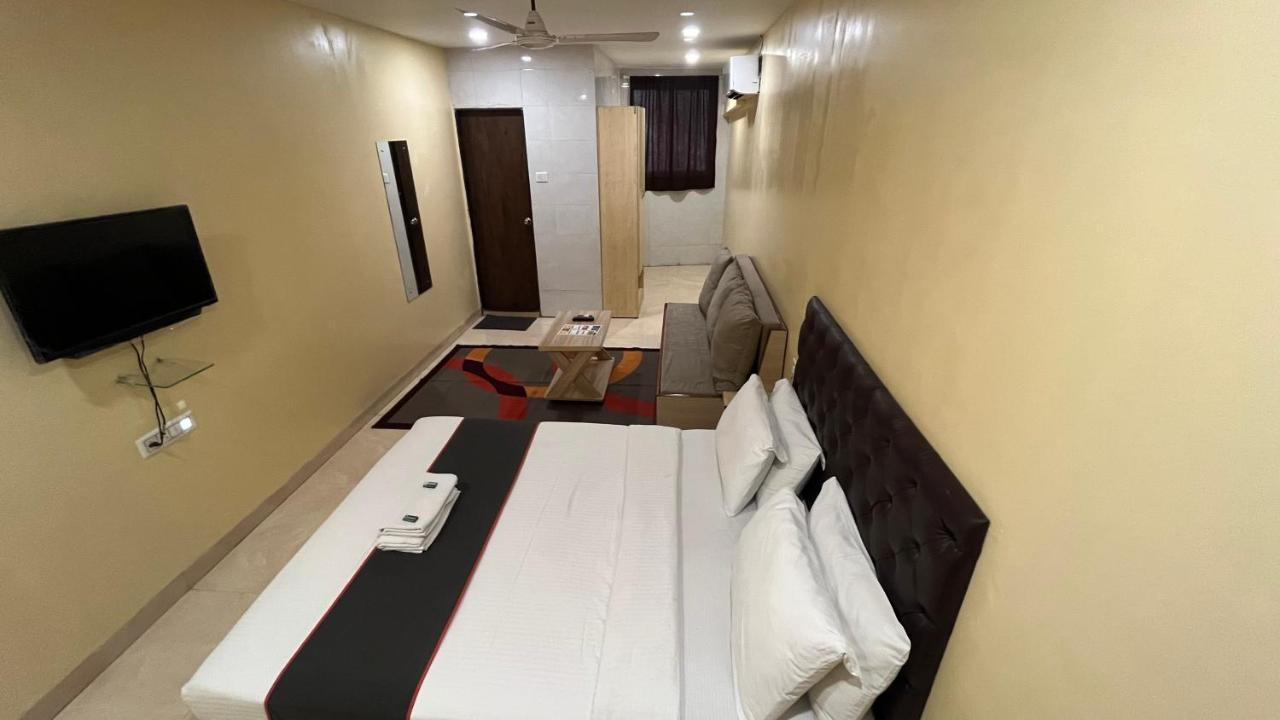 U Life Hotel Мумбай Екстериор снимка