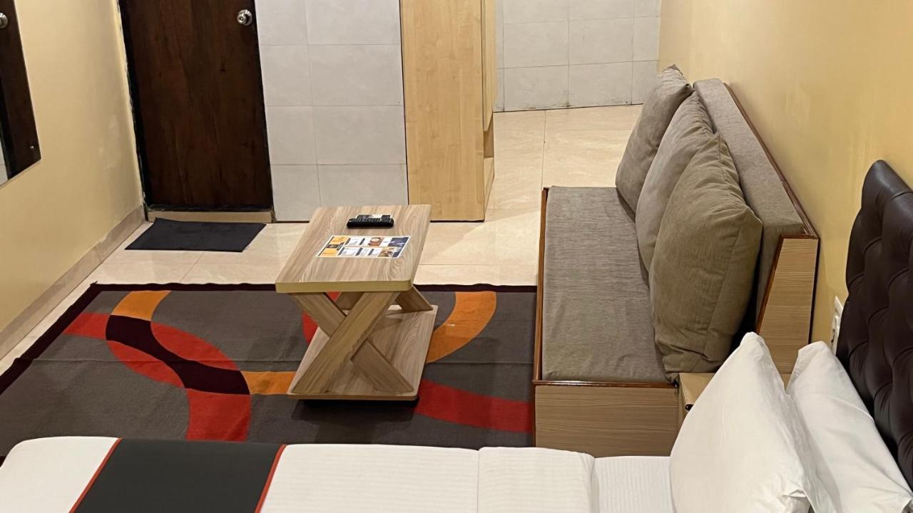 U Life Hotel Мумбай Екстериор снимка