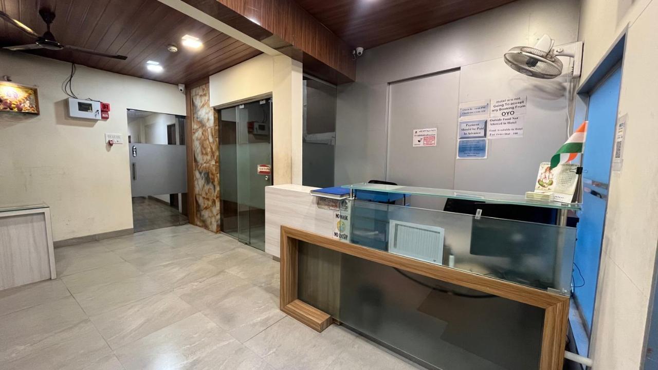 U Life Hotel Мумбай Екстериор снимка