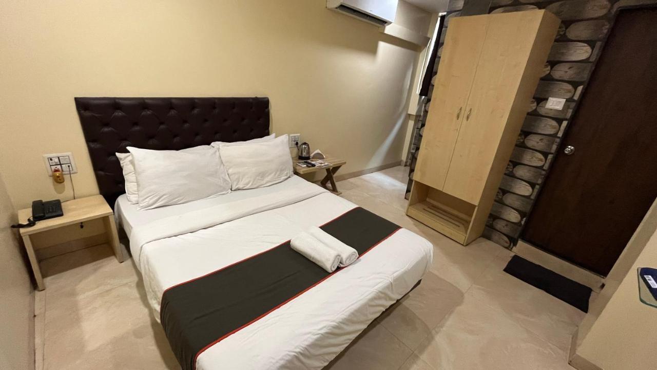 U Life Hotel Мумбай Екстериор снимка