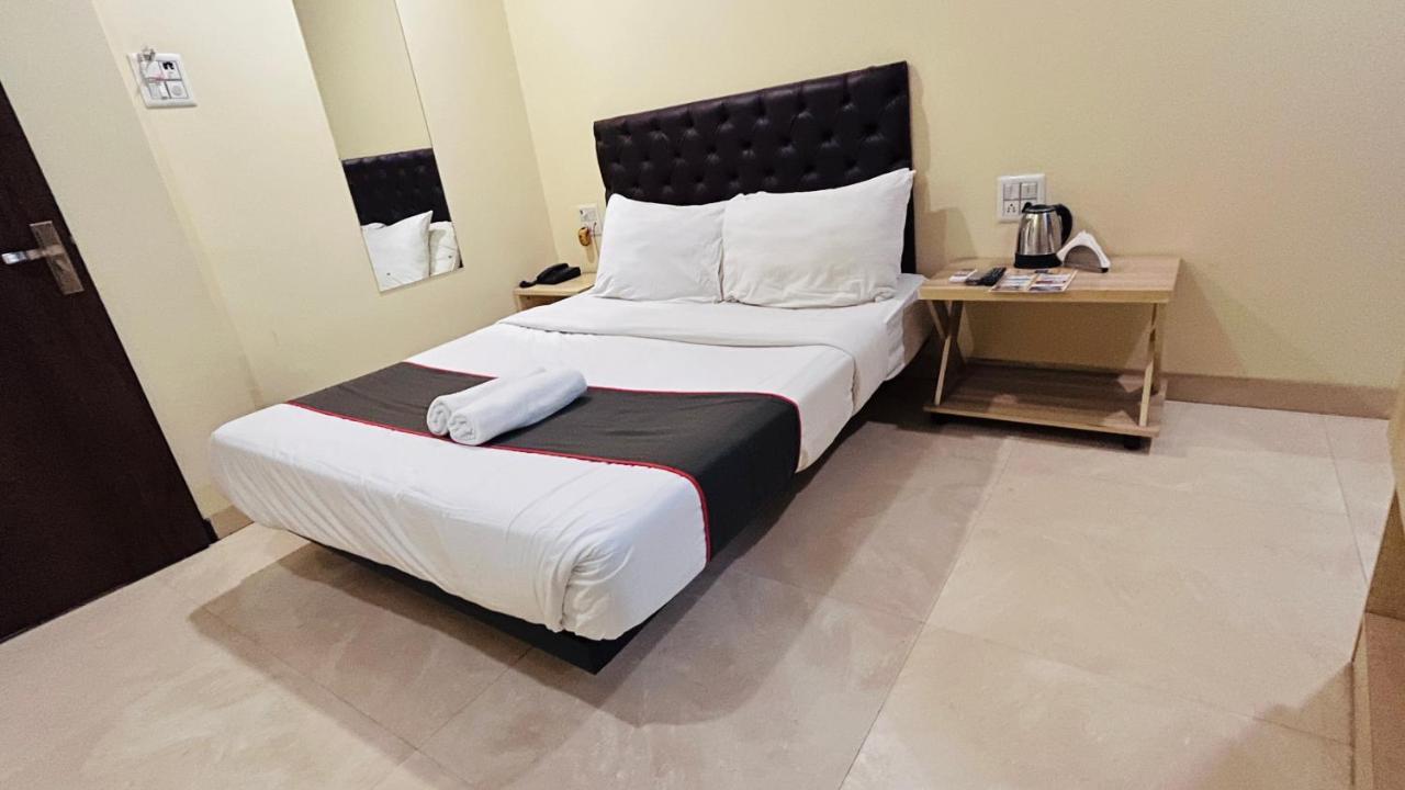 U Life Hotel Мумбай Екстериор снимка